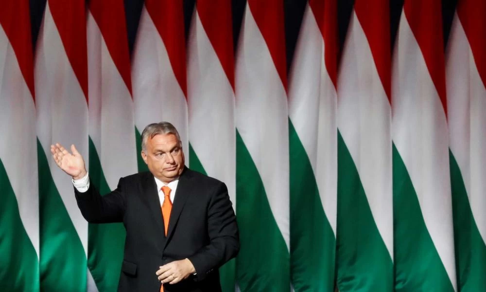 Όρμπαν: Επανεξελέγη πρόεδρος του Fidesz και το "γιόρτασε" με νέο ρατσιστικό παραλήρημα